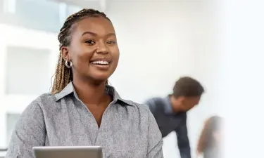 Bachelor Degree in 企业管理 在线 Graduate Smiling in Meeting